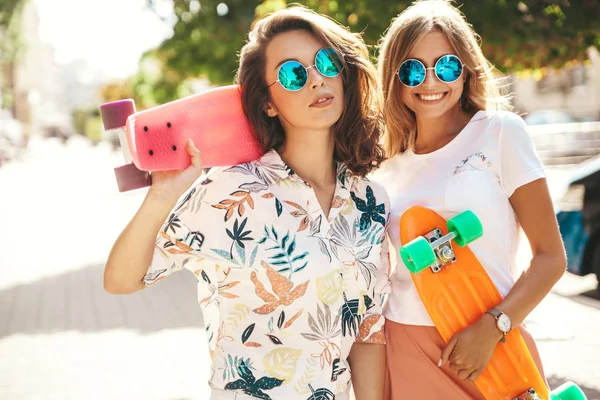 Twee Jonge Stijlvolle Lachende Hippie Brunette Blonde Vrouwen Modellen Zonnige — Stockfoto