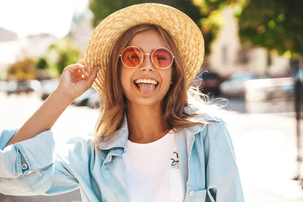 Porträtt Vackra Söt Leende Blond Tonåring Modell Sommar Hipster Kläder — Stockfoto