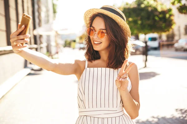 Adolescente Souriante Été Vêtements Hipster Blanc Prenant Selfie Sur Smartphone — Photo