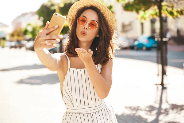 Teenie Lächelndes Mädchen Sommerweißer Hipster Kleidung Beim Selfie Mit Dem — Stockfoto