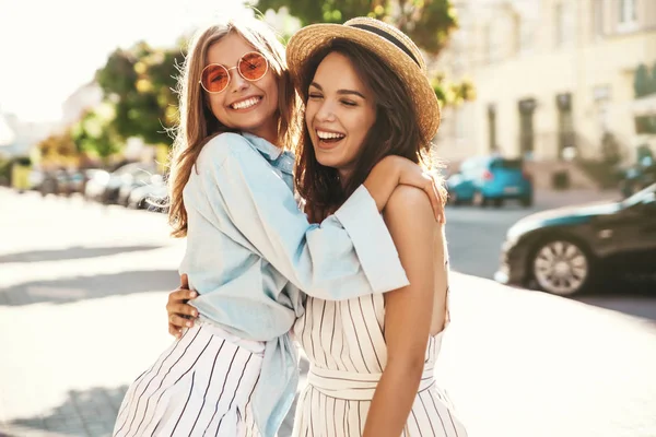 Retrato Moda Dois Jovens Sorrindo Elegante Hippie Morena Mulheres Loiras — Fotografia de Stock