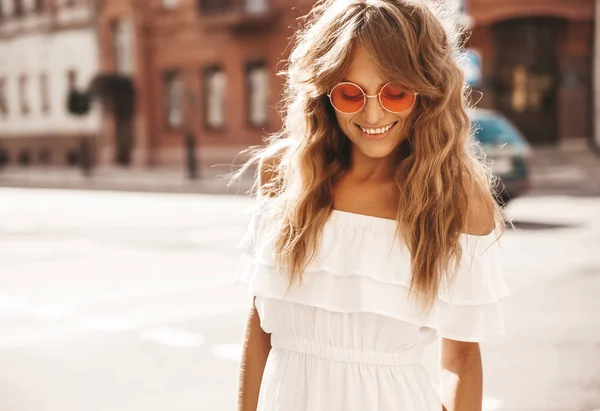 夏流行に敏感な白いドレスの服通り背景にポーズぴんで美しい可愛い金髪ティーンエイ ジャー モデルの肖像 — ストック写真