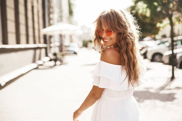 Bonito Bonito Sorrindo Modelo Adolescente Loiro Sem Maquiagem Verão Vestido — Fotografia de Stock