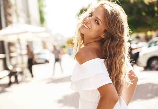 美しい可愛い金髪ティーンエイ ジャー モデルのサングラスの通りに実行している夏流行に敏感な白いドレスの化粧品 振り向いてください — ストック写真