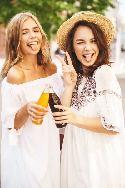 Dois Jovens Elegantes Sorridentes Hippie Morena Loira Mulheres Modelos Branco — Fotografia de Stock