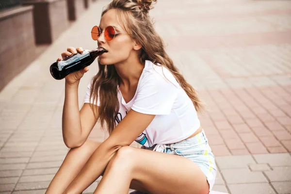 Belle Jeune Femme Lunettes Soleil Boire Cocktail Coloré Bouteille Dans — Photo