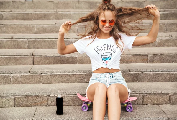 Piękna Młoda Kobieta Okulary Koktajl Kolorowy Picia Butelki Siedząc Schodach — Zdjęcie stockowe