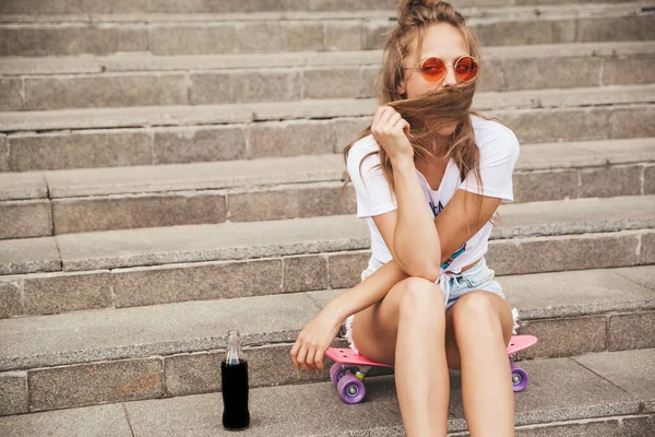 Vacker Söt Blond Tonåring Modell Sommar Hipster Vita Kläder Sitter — Stockfoto