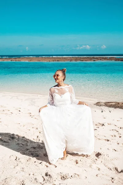 Retrato Hermosa Novia Bailando Playa Detrás Del Cielo Azul Mar —  Fotos de Stock