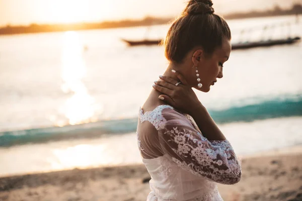 Portrét Krásné Nevěsty Pózuje Pláži Moře Při Západu Slunce — Stock fotografie