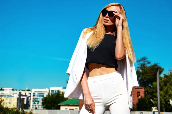 Portrét Sexy Modelka Moderní Podnikatelka Bílém Obleku Pózuje Ulici Pozadí — Stock fotografie
