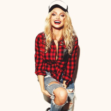 güzel mutlu sevimli gülümseyen sarışın kadın kötü kız rahat kırmızı hipster kış damalı pazen tişört ve kot elbise kırmızı dudaklar ve kap ile portresi