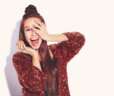 Güzel beyaz sürpriz gülümseyen hipster esmer kadın modelinde parlak parlak yaz şık ceket ve yeşil elbise beyaz arka plan üzerinde izole yansıtan. Fransız acıbadem kurabiyesi yeme 