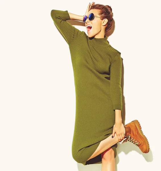 선글라스에 캐주얼 Hipster 귀여운 여자의 초상화 — 스톡 사진