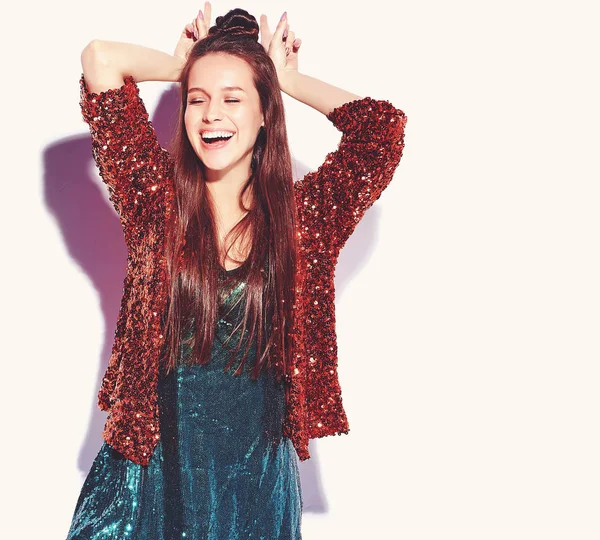 Güzel beyaz gülümseyen hipster esmer kadın modelinde parlak parlak yaz şık ceket ve yeşil elbise beyaz arka plan üzerinde izole yansıtan. Tavşan kulakları yapmak