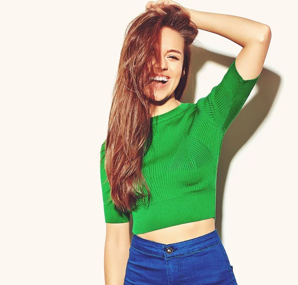 güzel mutlu sevimli gülümseyen esmer kadın kız rahat yeşil hipster yaz giysileri kafasını dokunmadan beyaz izole hiç makyaj ile portresi