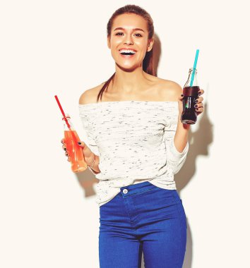 güzel çılgın gülümseyen esmer kadın kız rahat mavi hipster yaz giysileri saman ile iki şişe soda içme beyaz izole hiç makyaj ile portresi