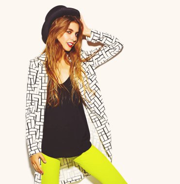 Komik deli cazibe şık seksi gülümseyen güzel sarışın genç kadın modeli yaz parlak hipster sarı elbise ve şapka