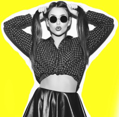 Mutlu kadın model parlak makyaj ve renkli dudak yaz kareli gömlek ve güneş gözlüğü ile kolaj portresi 