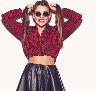 Mutlu kadın model parlak makyaj ve renkli dudak yaz kırmızı kareli gömlek ve beyaz izole güneş gözlüğü ile portresi. Delirmek 