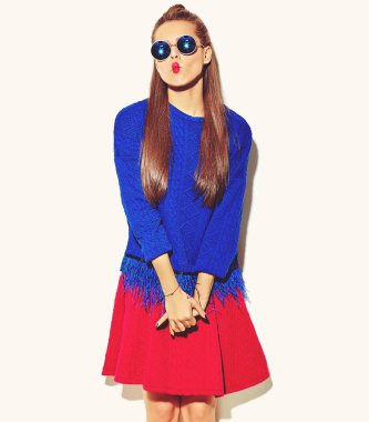 esmer kadın kız rahat hipster yaz renkli giysileri kırmızı dudaklar ile gülümseyen güzel deli beyaz komik 