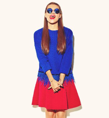 güzel çılgın esmer kadın kız rahat hipster yaz renkli giysileri kırmızı dudaklar ile gülümseyen güneş gözlüğü komik 