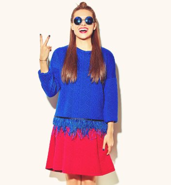 güzel çılgın gülümseyen esmer kadın kız rahat hipster yaz renkli giysileri beyaz güneş gözlüğü izole kırmızı dudaklar 