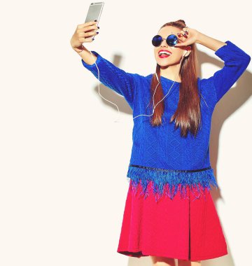 güzel mutlu sevimli gülümseyen seksi esmer kadın kız rahat yaz renkli giysileri ile Smartphone cep telefonu ile beyaz yapma selfie fotoğrafa izole kırmızı dudaklar 