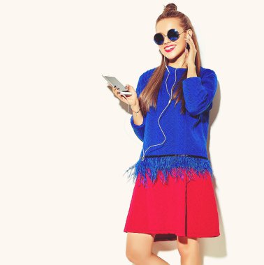 güzel mutlu sevimli gülümseyen seksi esmer kadın kız rahat renkli yaz giysileri beyaz müzik ve kulaklık holding olarak izole kırmızı dudaklar