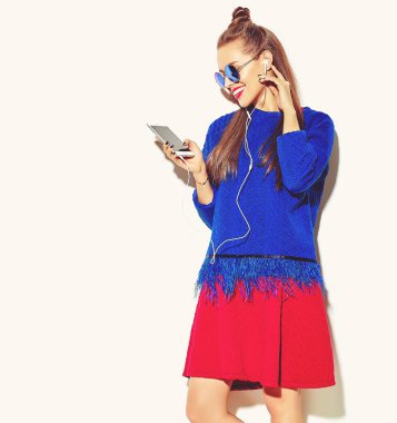 güzel mutlu sevimli gülümseyen seksi esmer kadın kız rahat renkli yaz giysileri beyaz müzik ve kulaklık holding olarak izole kırmızı dudaklar