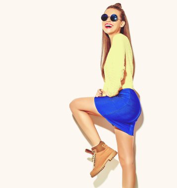 güzel mutlu sevimli gülümseyen esmer kadın kız rahat renkli hipster sarı yaz giysileri üzerinde beyaz izole kırmızı dudaklar ile portresi