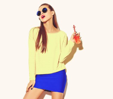 güzel esmer kadın kız rahat hipster yaz giysileri saman güneş gözlüğü ile şişe kola içme beyaz izole hiç makyaj ile