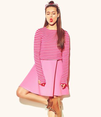 güzel mutlu sevimli gülümseyen esmer kadın kız rahat renkli hipster pembe yaz giysileri beyaz dilini gösteren izole kırmızı dudaklar