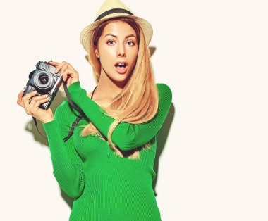 güzel bir beyaz şapkalı izole retro fotoğraf kamera tutarak fotoğraf rahat yaz yeşil hipster giysileri sevimli sarışın kadın kızı alır mutlu şaşırttı 