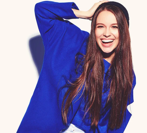 Hermosa Mujer Hipster Sonriente Modelo Morena Elegante Abrigo Azul Aislado — Foto de Stock