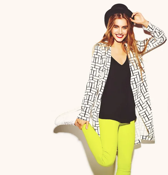 Komik deli cazibe şık seksi gülümseyen güzel sarışın genç kadın modeli yaz parlak hipster sarı elbise ve şapka