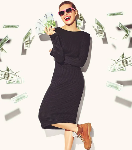 美しい幸せなかわいい笑顔ブルネットの女性女の子ユーロ紙幣を押しながら白で隔離ドルを飛んで赤い唇で夏ドレス服をカジュアルな黒のローライズ — ストック写真