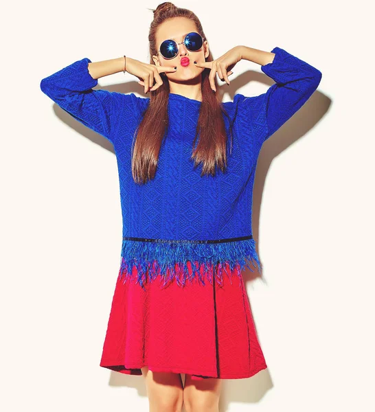 Esmer Kadın Kız Rahat Hipster Yaz Renkli Giysileri Kırmızı Dudaklar — Stok fotoğraf