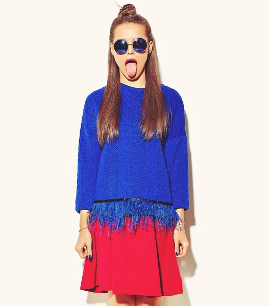 Güzel Çılgın Gülümseyen Esmer Kadın Kız Rahat Hipster Yaz Renkli — Stok fotoğraf