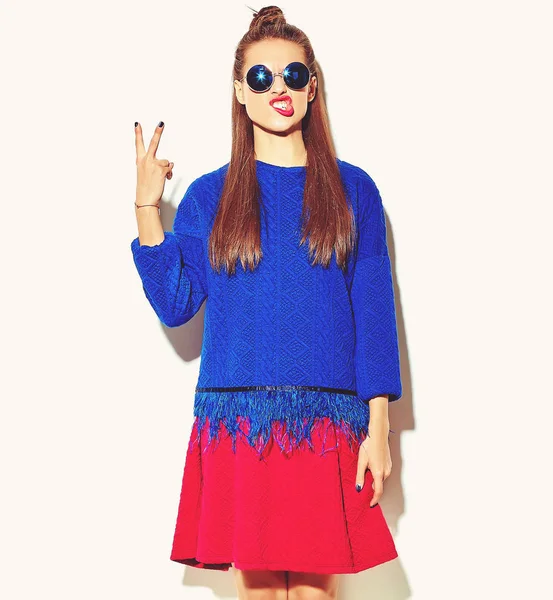 güzel çılgın gülümseyen esmer kadın kız rahat hipster yaz renkli giysileri beyaz komik surat yapma güneş gözlüğü izole kırmızı dudaklar