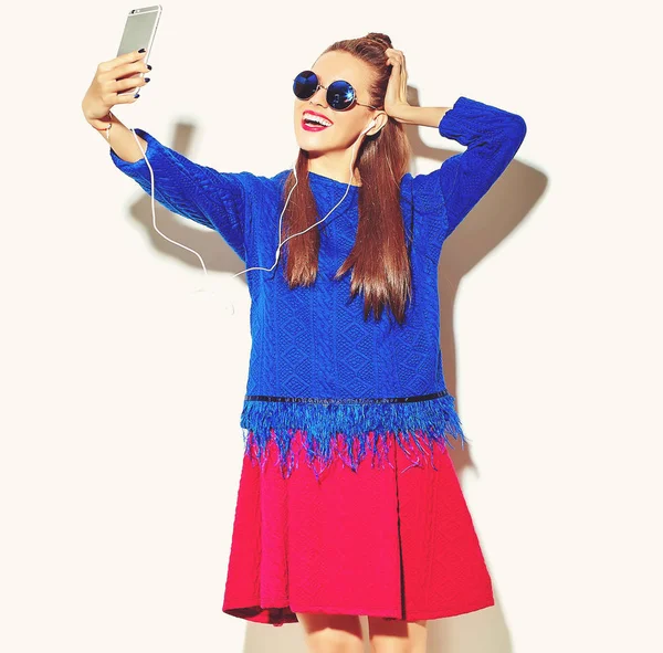 美しい幸せなかわいい笑顔セクシーなブルネットの女性女の子白の作る Selfie 写真をスマート フォン上で隔離赤い唇でカラフルな服をカジュアルな夏 — ストック写真