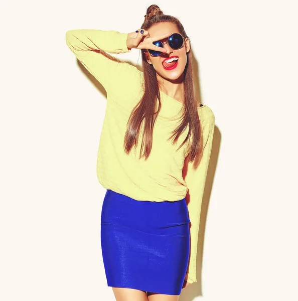 Hermosa Feliz Lindo Sonriente Morena Chica Casual Colorido Hipster Amarillo — Foto de Stock