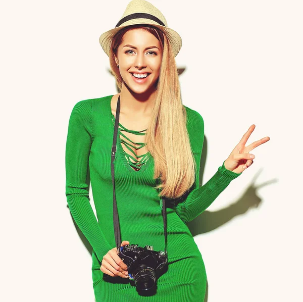 Красива Щаслива Мила Блондинка Дівчина Повсякденному Літньому Зеленому Хіпстерському Одязі — стокове фото