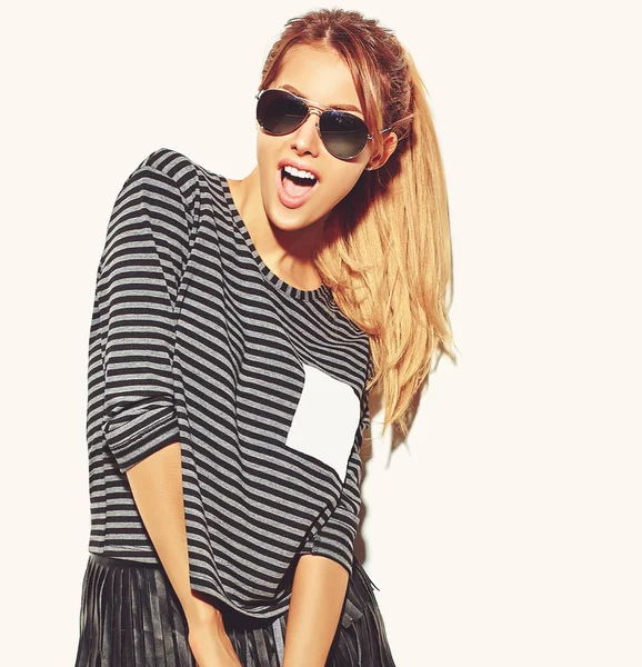 sarışın güzel mutlu sevimli gülümseyen portresi kadın kız rahat hipster yaz giysileri bir ördek yapma beyaz izole hiç makyaj ile güneş gözlüğü yüzüne