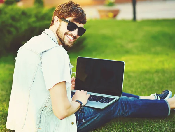 Grappige Lachende Hipster Knappe Man Vent Stijlvolle Zomer Kleding Straat — Stockfoto