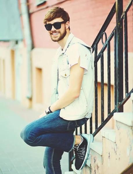 Lustig Lächelnder Hipster Gutaussehender Mann Stylischer Sommerkleidung Auf Der Straße — Stockfoto