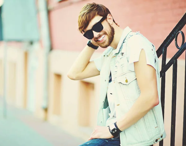 Lustig Lächelnder Hipster Gutaussehender Mann Stylischer Sommerkleidung Auf Der Straße — Stockfoto