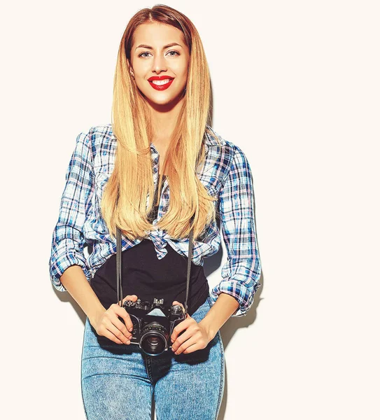 gündelik yaz hipster elbiseleri kırmızı dudaklar ile güzel mutlu sevimli sarışın kadın kız retro fotoğraf kamera tutarak fotoğraf çeker