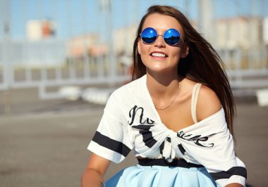 Komik deli sihir şık gülümseyen güzel genç kadın model parlak hipster yaz rahat giysileri asfalt sokakta poz portresi