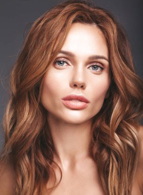 Genç sarışın kadın modeli doğal makyaj ve mükemmel cilt studio poz ile güzellik moda portre